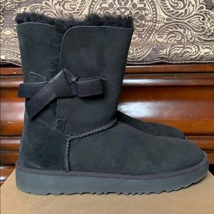 UGG Classic Knot Short Boot Size 5